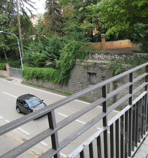 Ponte di via Marchiani Lanciano sassi e centrano un’auto 