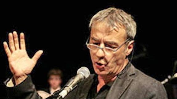 David Riondino in scena con un diario in musica che parla dell’Italia di oggi