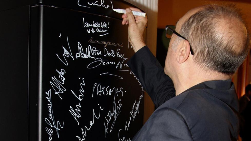 Le star firmano il frigorifero