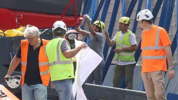 Ironia su chi sta a guardare «Sanno tutto loro...»