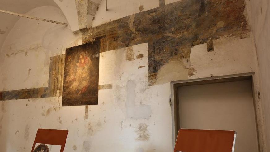 Sotto gli intonaci della prefettura spunta la Madonna con il suo bambino
