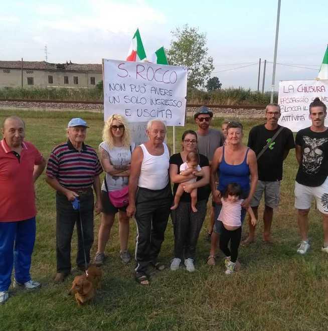 Sit-in per la chiusura del passaggio a livello di via Zecchiere 