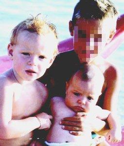 <strong>LA CITTÀ TIFA PER MARCO.</strong> A sinistra: Marco Piagentini, papà di Luca, Leonardo e Lorenzo (nella foto in alto), è ricoverato a Padova A destra: la foto dei due bimbi morti fra le macerie