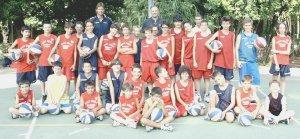 Alcuni ragazzini in una pausa delle lezioni e (sopra) il gruppone dei partecipanti al “West Coast camp”