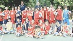 Alcuni ragazzini in una pausa delle lezioni e (sopra) il gruppone dei partecipanti al “West Coast camp”