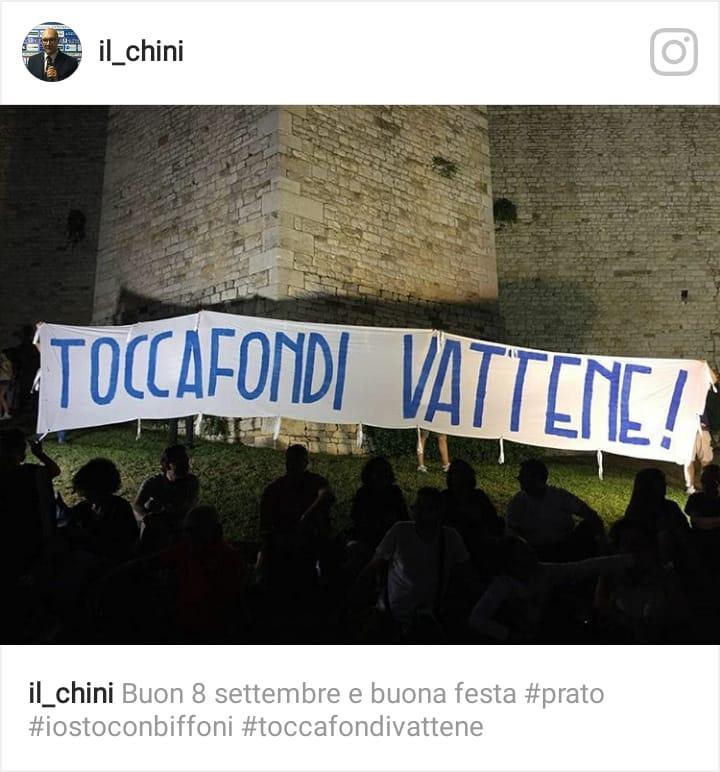 Lo striscione contro Toccafondi al Castello dell'Imperatore (foto Stefano Chini)