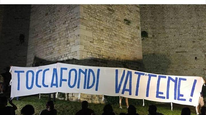 Lo striscione contro Toccafondi al Castello dell'Imperatore (foto Stefano Chini)