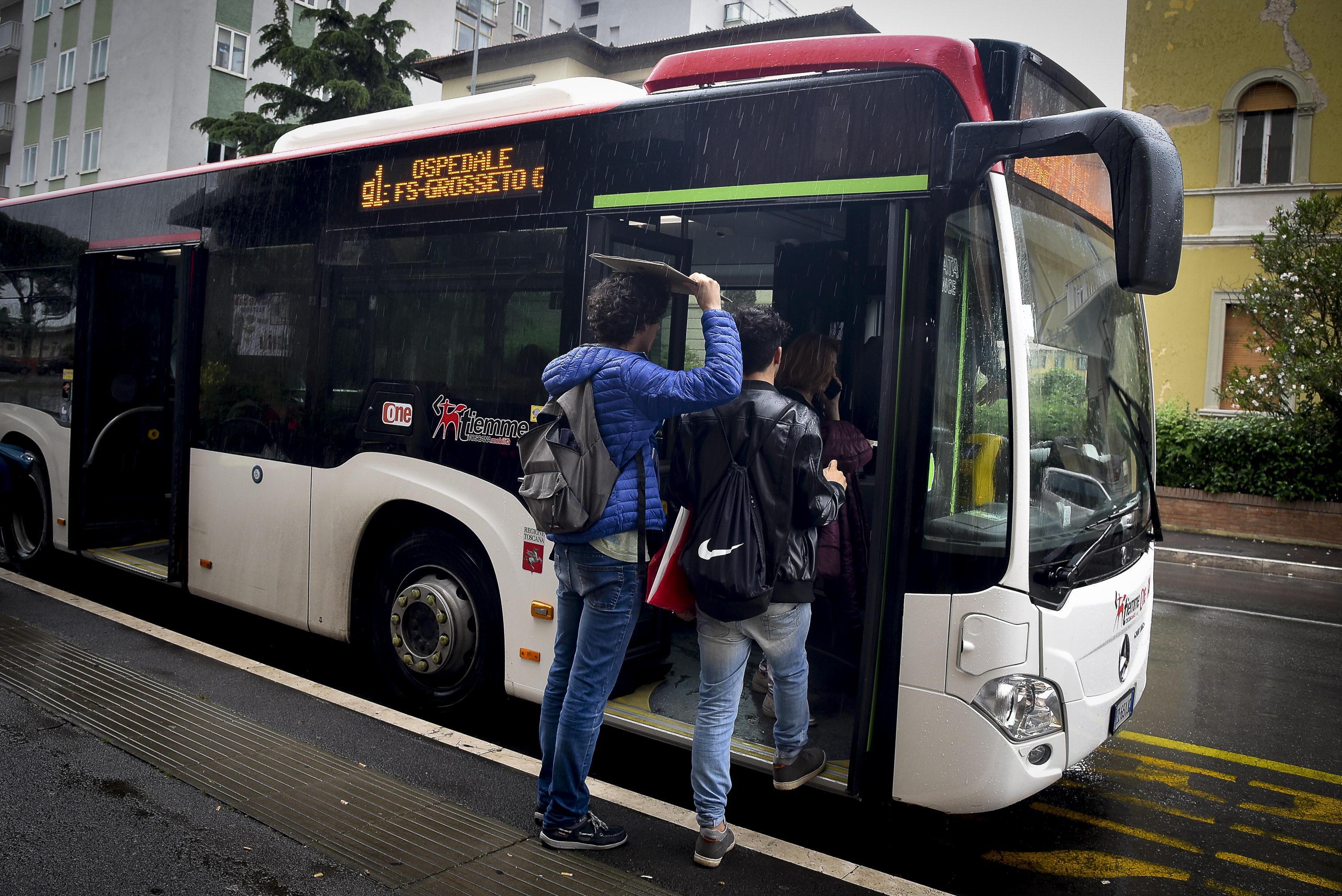 Rincari dei bus Tiemme, la rabbia di una mamma: «Nessuna risposta» 