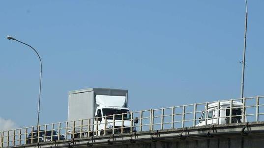 Per fermare i mezzi pesanti la carreggiata sarà ristretta