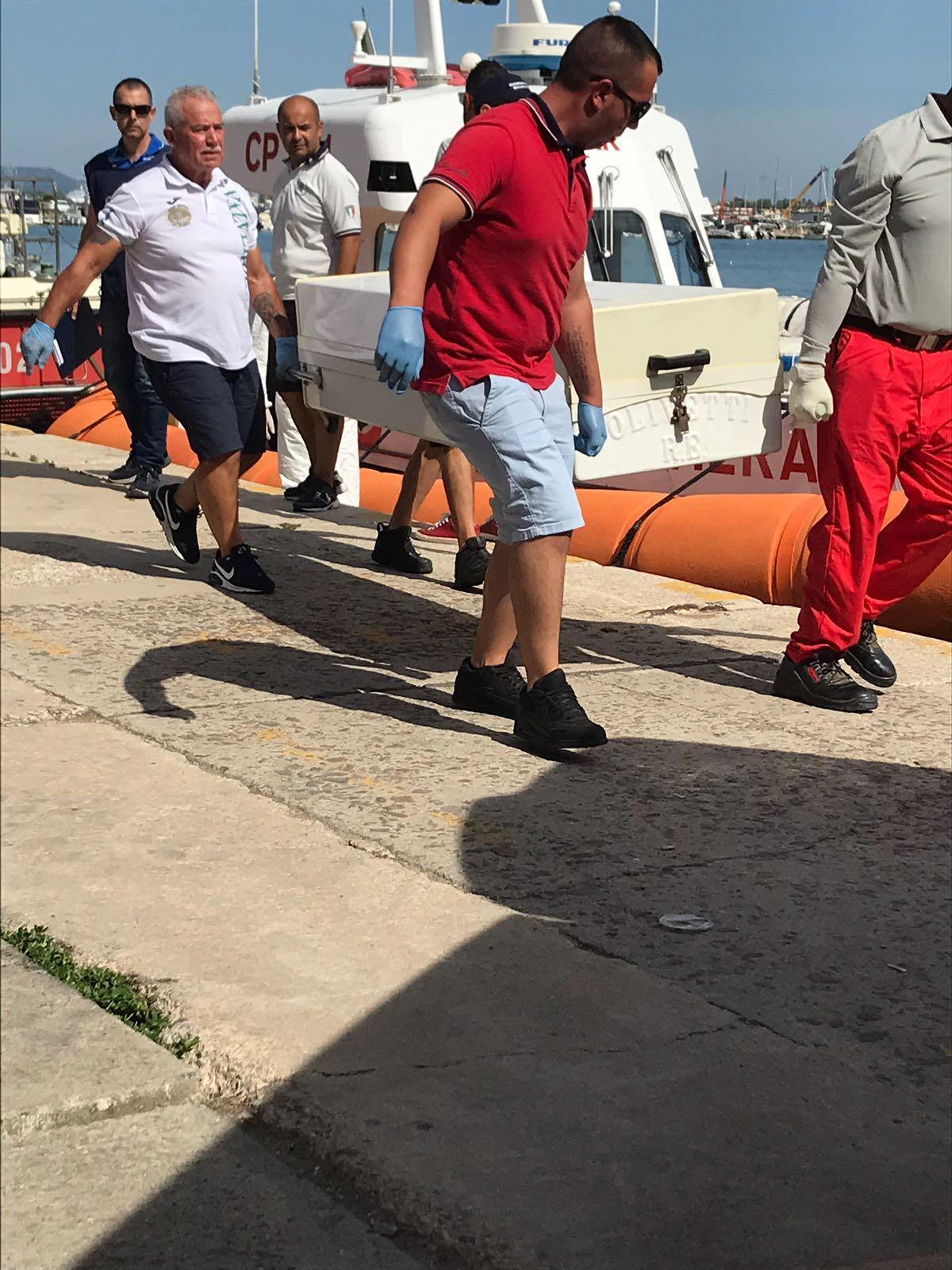 Il corpo di Dino Robotti al porto di Alghero 