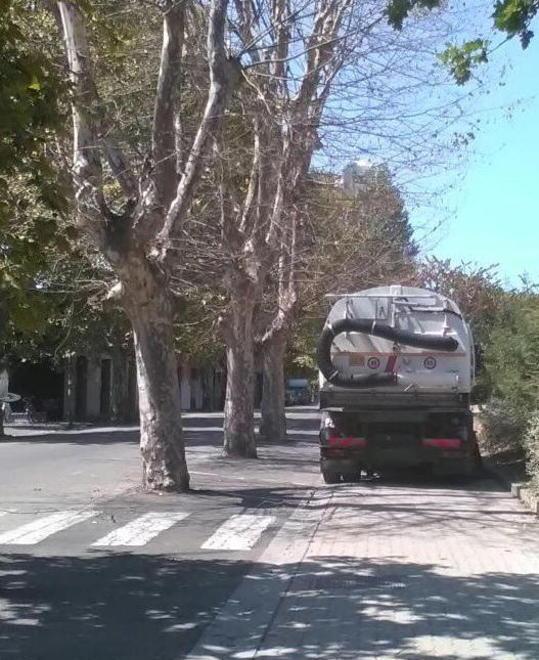 Trova l’auto nuova incartata con la stagnola: visto fuggire un uomo 