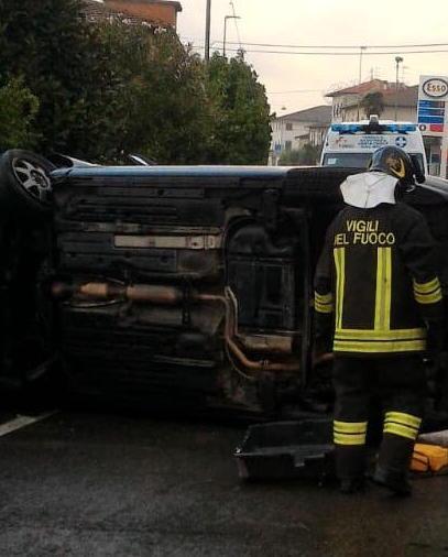 Scontro tra due auto una si ribalta: tre feriti
