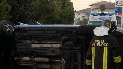 Scontro tra due auto una si ribalta: tre feriti
