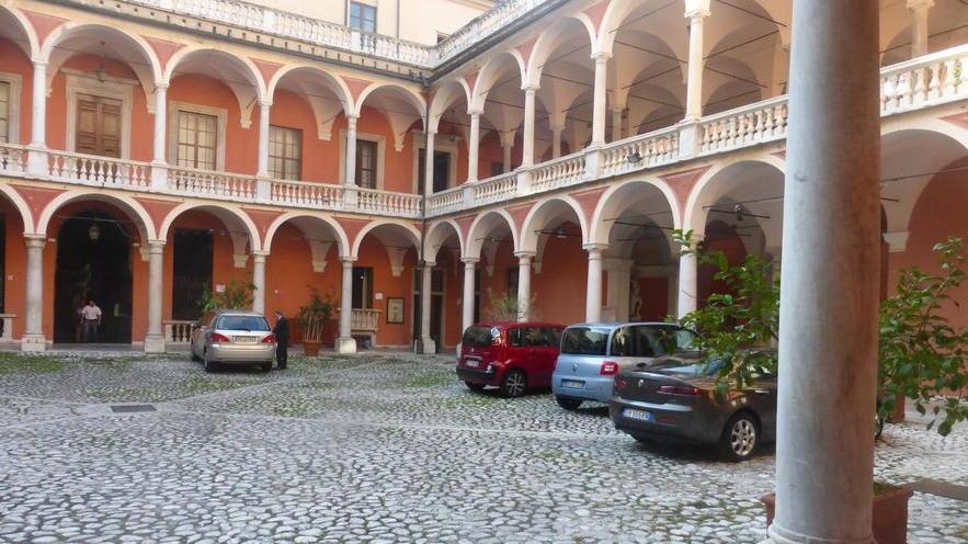 Palazzo Ducale, personale sotto choc e tanti dubbi: tutto per qualche caffè?