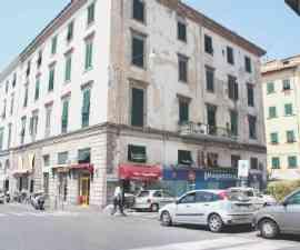 Piazza della Repubblica angolo via della Pina d’Oro: lì a Carnevale venne accoltellato un magrebino in una lite fra nordafricani forse per motivi di droga. In alto, don Medori