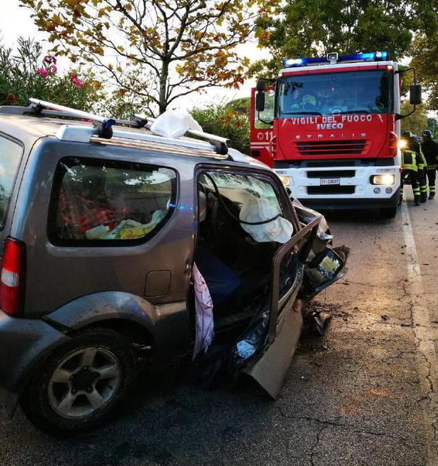Si schianta contro un albero sulla strada e si ribalta più volte 