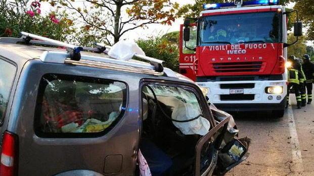 Si schianta contro un albero sulla strada e si ribalta più volte