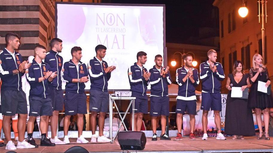 Entusiasmo per la Pistoiese festa arancione in centro