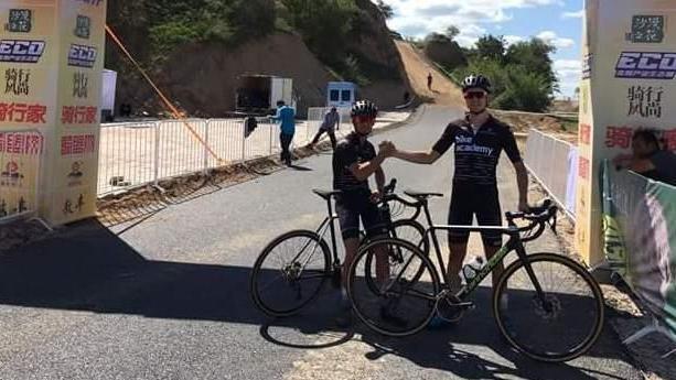 Tre amici, tre ciclisti hanno portato in Cina un pezzo di Toscana e di isola d’Elba