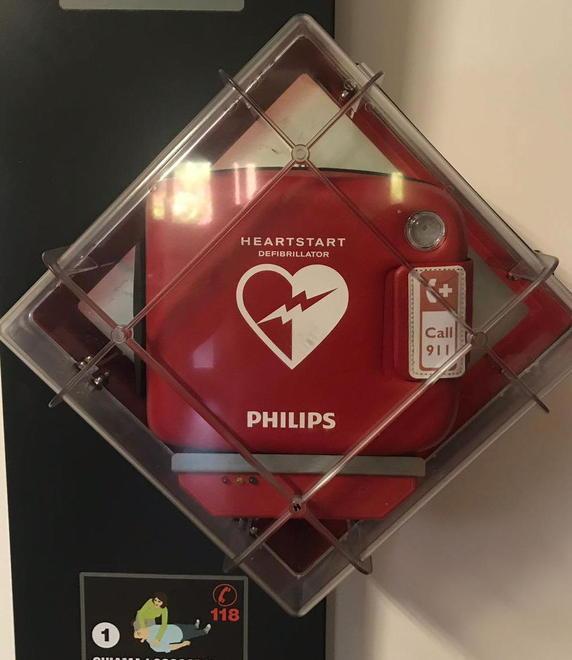 Un forte dolore al petto sulla pista da ballo, decisivo il defibrillatore
