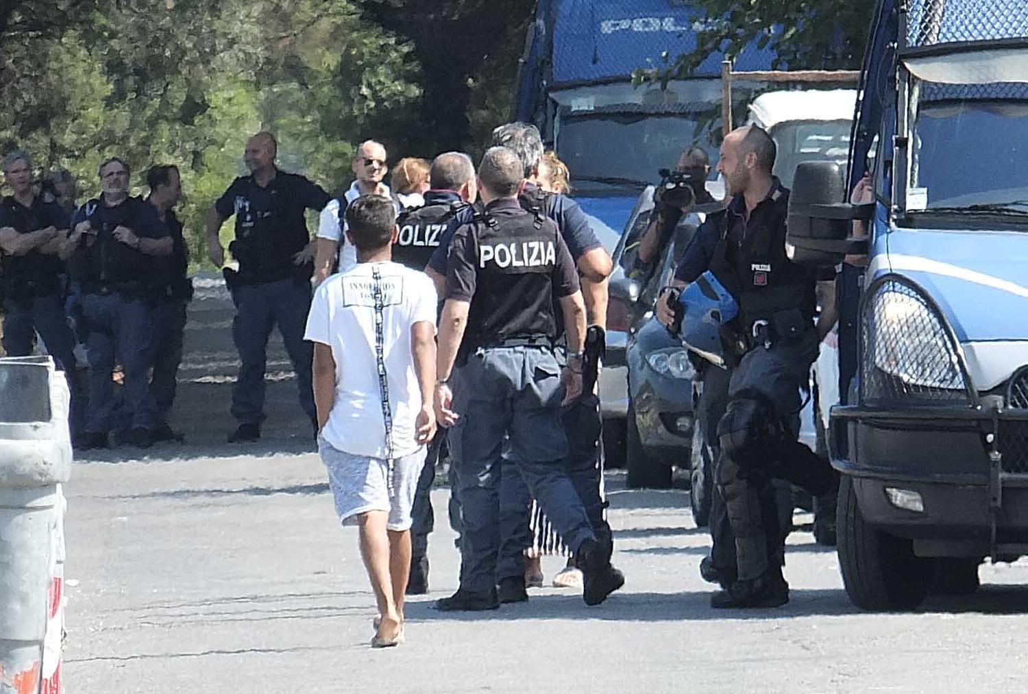 Rissa a colpi di cartelli stradali alle Cascine a Firenze
