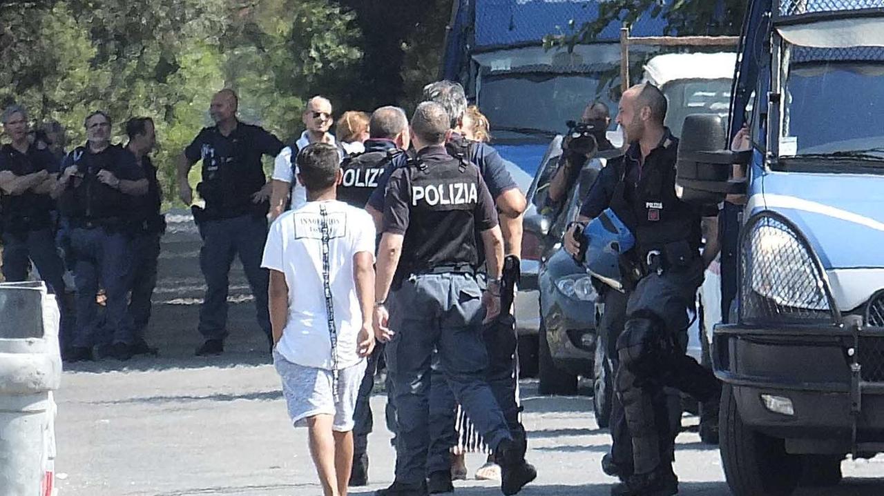 Rissa a colpi di cartelli stradali alle Cascine a Firenze