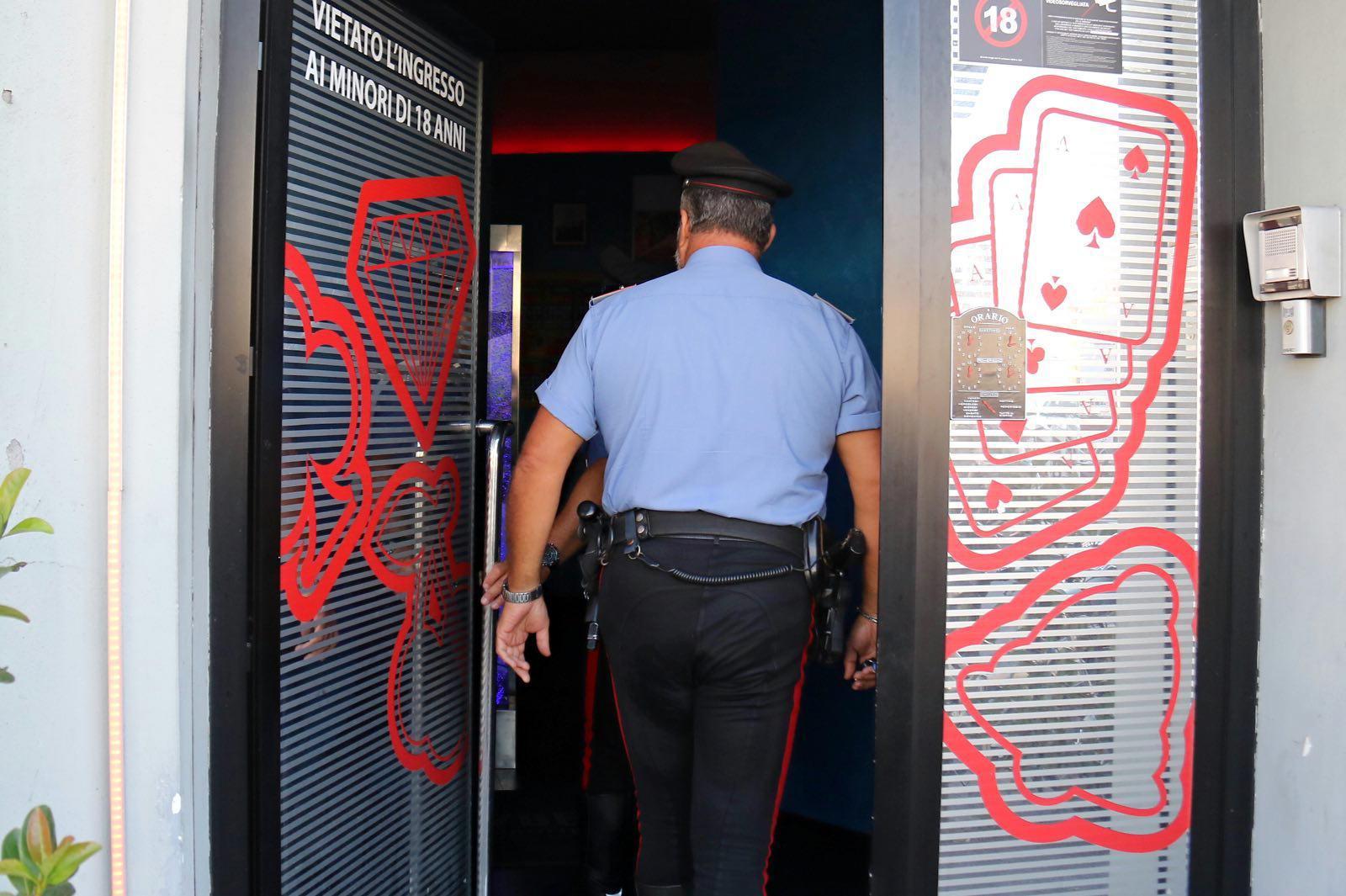 Rapina la sala slot con la pistola e rinchiude il gestore in bagno: «Ho pensato ai miei figli»