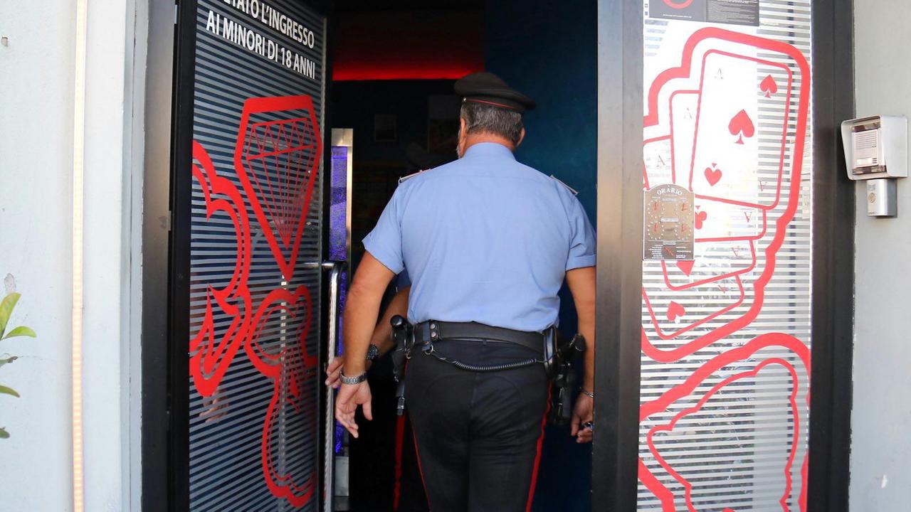 Rapina la sala slot con la pistola e rinchiude il gestore in bagno: «Ho pensato ai miei figli»