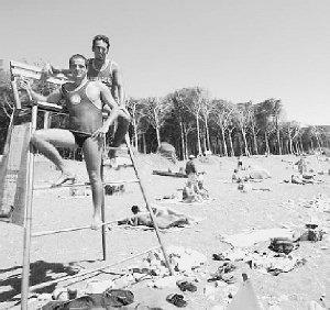 Due bagnini sulla spiaggia in località Andalù