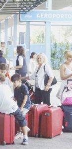 Passeggeri all’aeroporto e a fianco Gina Giani