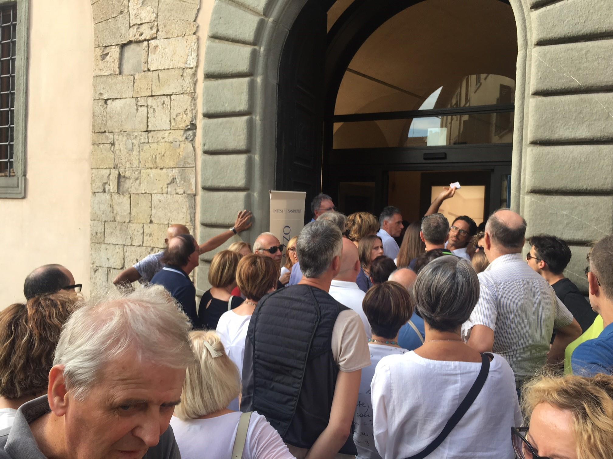 Visitatori in coda per entrare nella Galleria degli Alberti (foto Sproviero/Batavia)