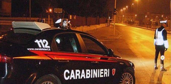Scopre i ladri in casa e li mette in fuga nella notte 