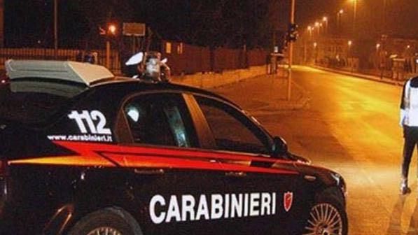 Scopre i ladri in casa e li mette in fuga nella notte