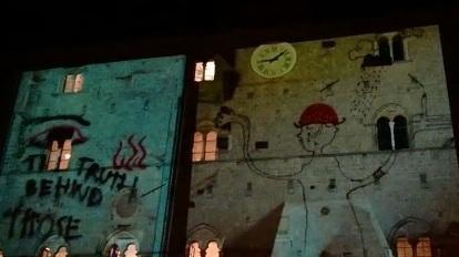 Volterrani e turisti in piazza nella città inondata di luci