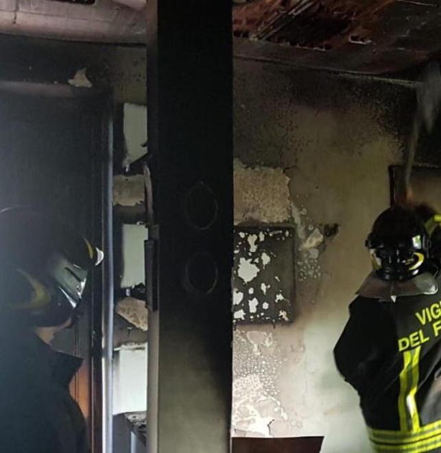 Incendio divampa in una casa Danni ingenti