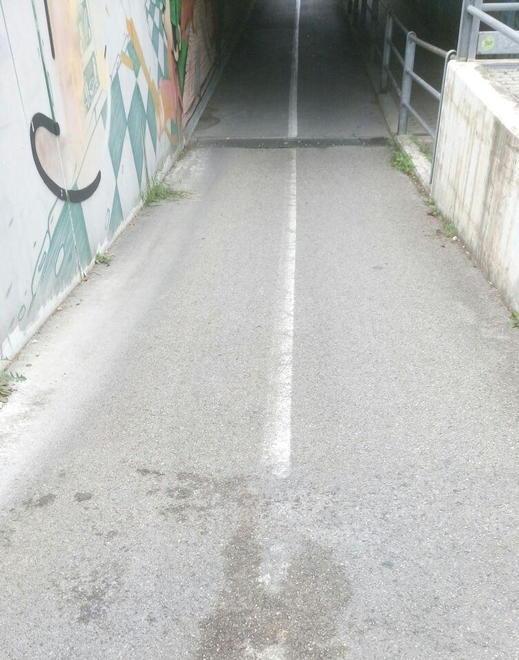 Cade sul marciapiede e denuncia il Comune «C’era una buca» 