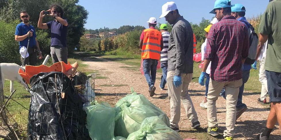 Migranti e volontari ripuliscono il Padule dai rifiuti abbandonati