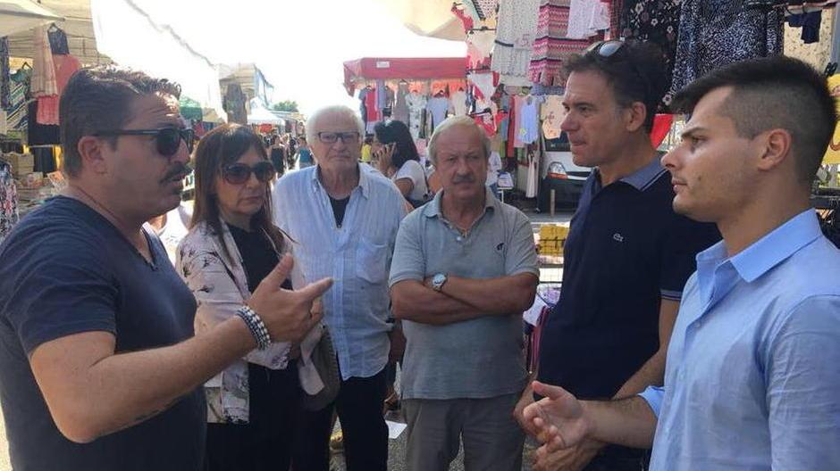 Bancarelle, stop al rientro in piazza Duomo Il sindaco: Santa Chiara soluzione finale