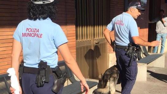 Due unità cinofile davanti alle scuole per contrastare lo spaccio della droga