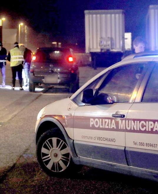 Abbandona rifiuti pericolosi sulla pista per le bici: preso 