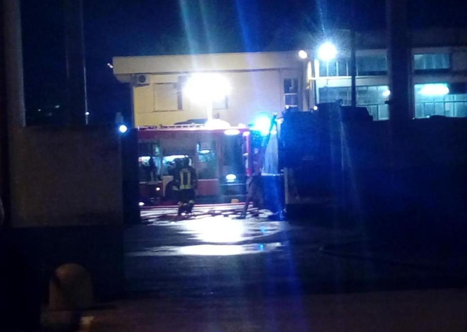 Bus nuovo si incendia distrutta la parte posteriore 