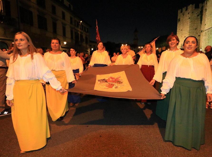 Tamburi, bandiere maschere e trampolieri per un corteggio super 