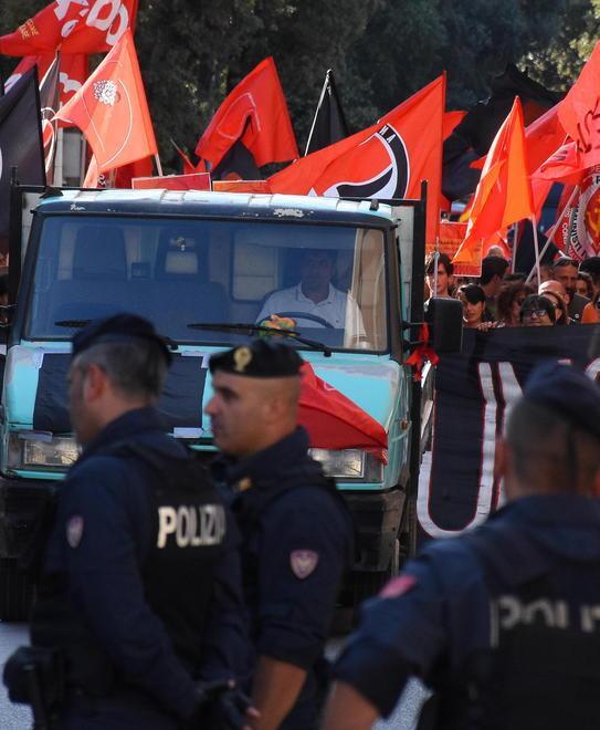 Strade blindate e cestini tappati in città Musica e cori alla sfilata degli “antifa” 