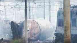 Uno dei vagoni cisterna sui binari a poca distanza dalla stazione di Viareggio