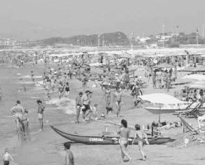 Bagnanti in riva al mare in una giornata d’estate