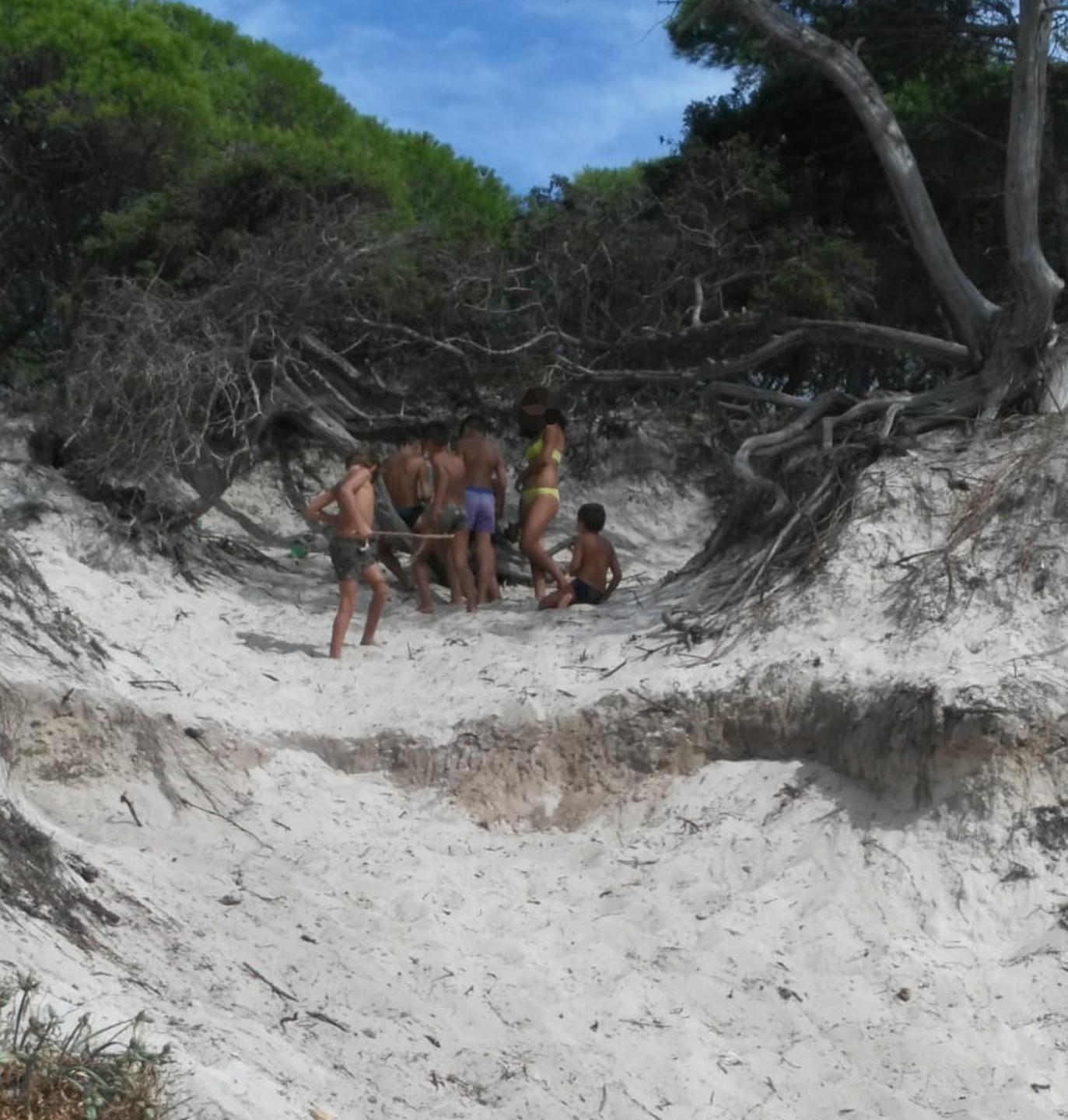 Alghero, bimbi devastano la duna: scatta la multa ai genitori 
