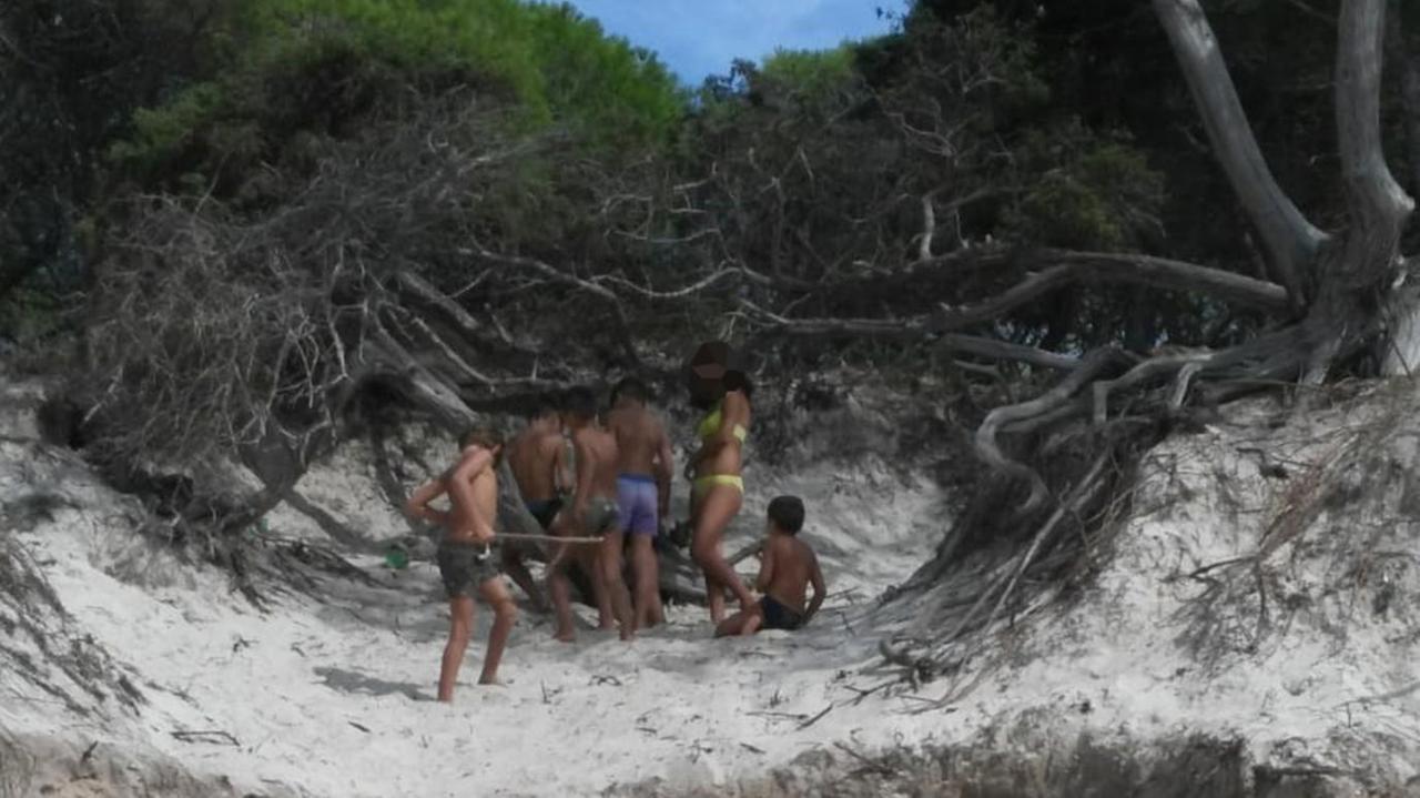 Alghero, bimbi devastano la duna: scatta la multa ai genitori 