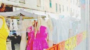 Una vetrina allestita per i saldi
