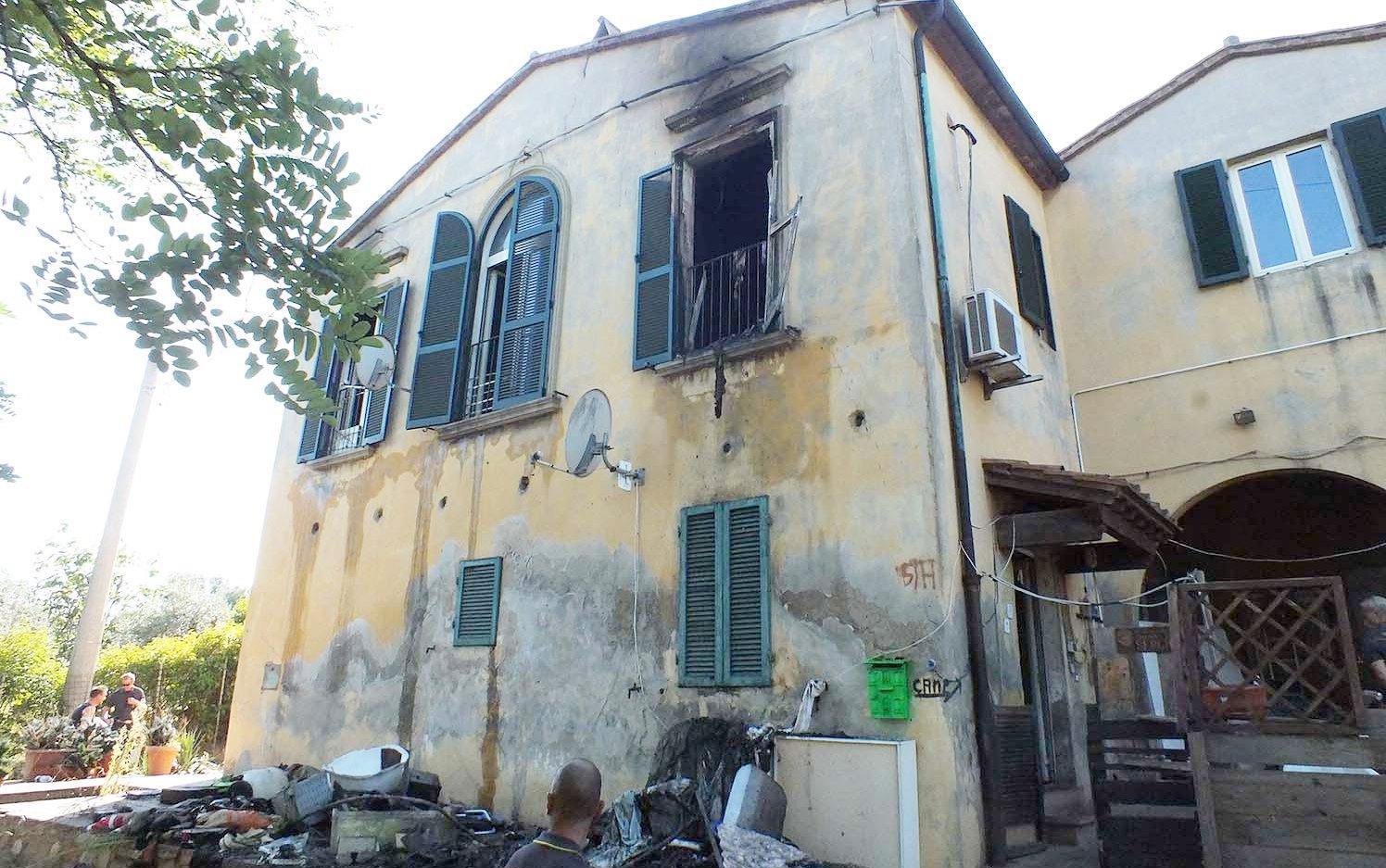 L'abitazione danneggiata dalle fiamme
