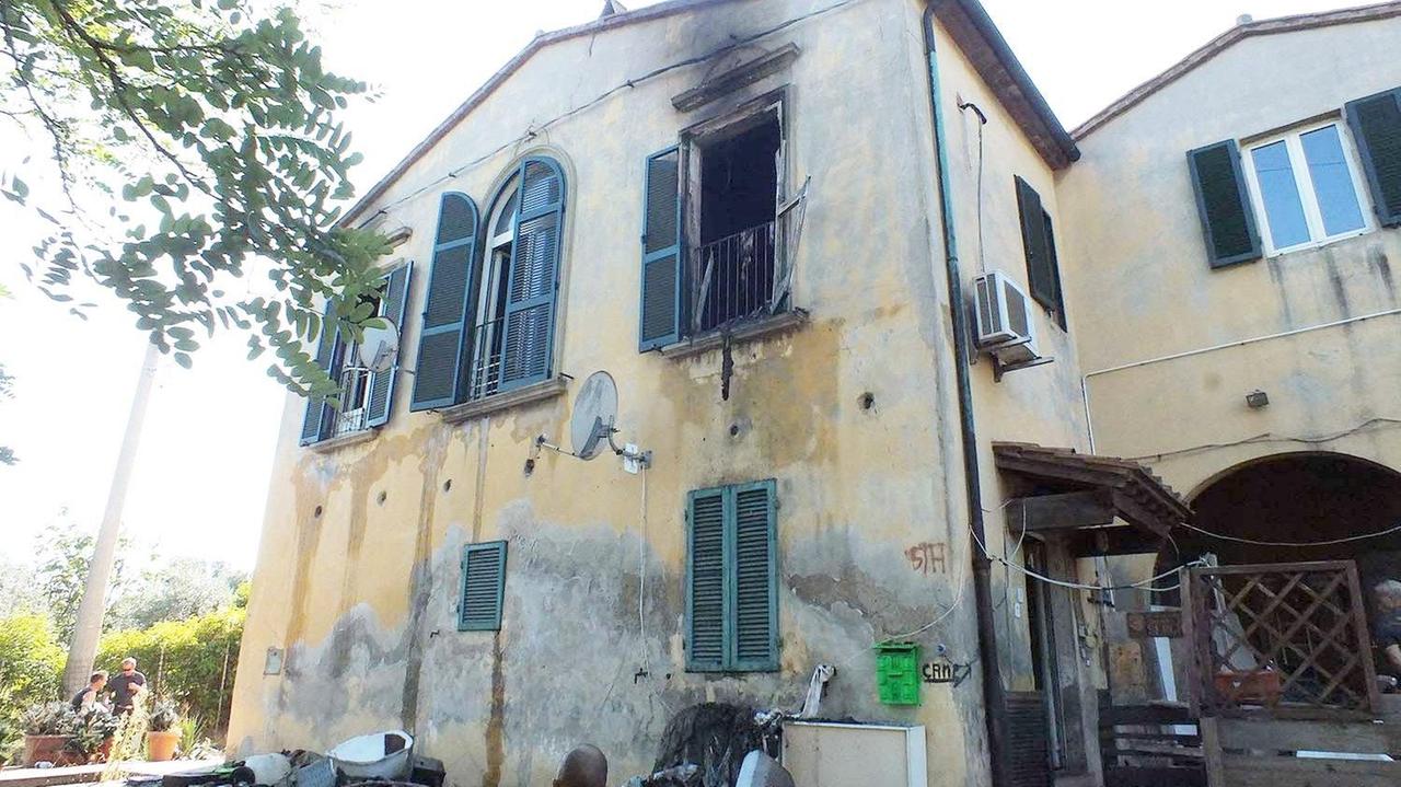 L'abitazione danneggiata dalle fiamme